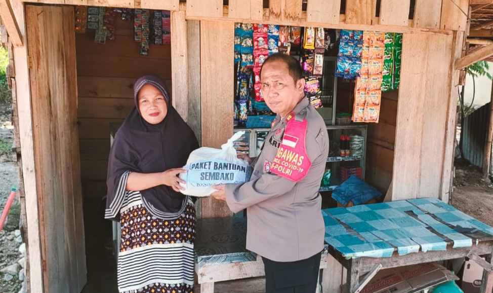Polres Parimo & Satgas Madago Raya Salurkan Paket Sembako Bagi Petani