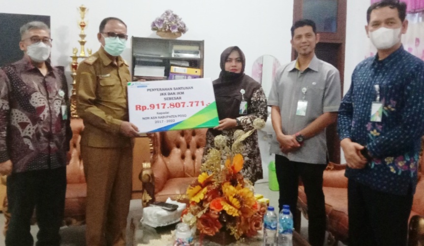 Pemkab Poso, Serahkan Santunan Bagi 27 Non ASN Peserta BPJS Ketenagakerjaan