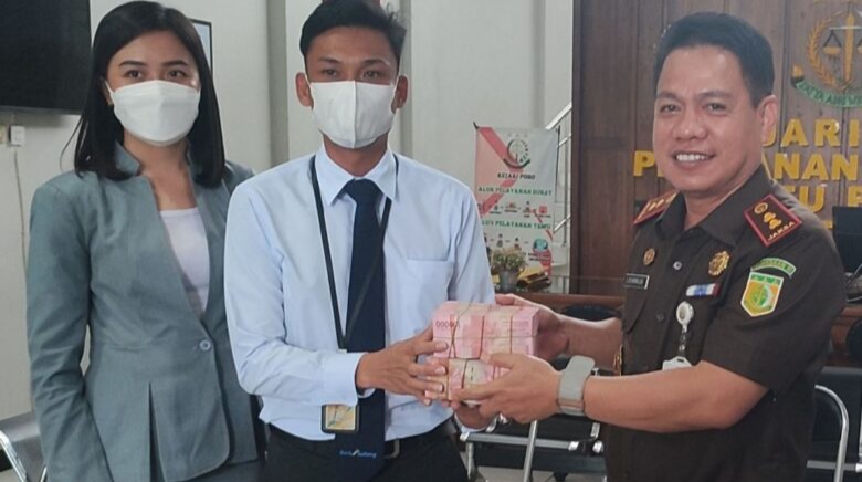 Uang Ratusan Juta Tunggakan Debitur Berhasil Dikembalikan Kejari Poso Ke Bank Sulteng