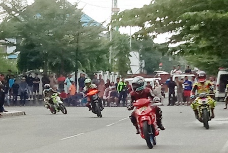 Puluhan Racer Peserta Lomba Road Race Latihan Resmi Di Sirkuit Air Mancur Alun-alun Maroso Poso