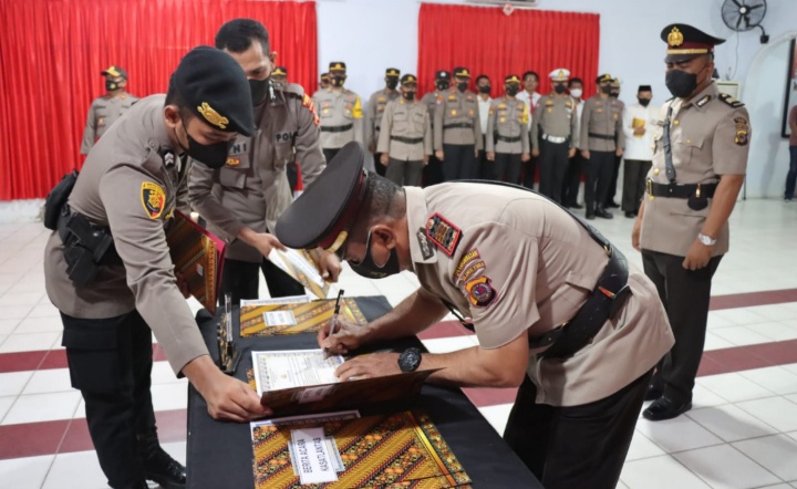 Kapolres Poso Pimpin Pelantikan Dan Sertijab Kabag, Kasat dan Kapolsek Dilingkungan Polda Sulawesi Tengah