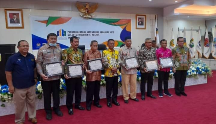 Raih Predikat WTP Empat Kali Berturut-turut, Pemda Poso Terima Penghargaan Satu Sulteng Awards Dari Kementerian Keuangan RI