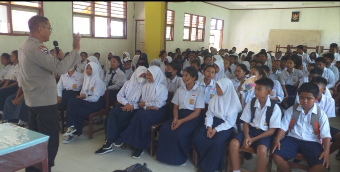 Kunjungi SMPN 4 Desa Tobe PPU, Kapolsek Iptu Rianto Hilian Ingatkan Pelajar Soal Paham Radikalisme dan Terorisme