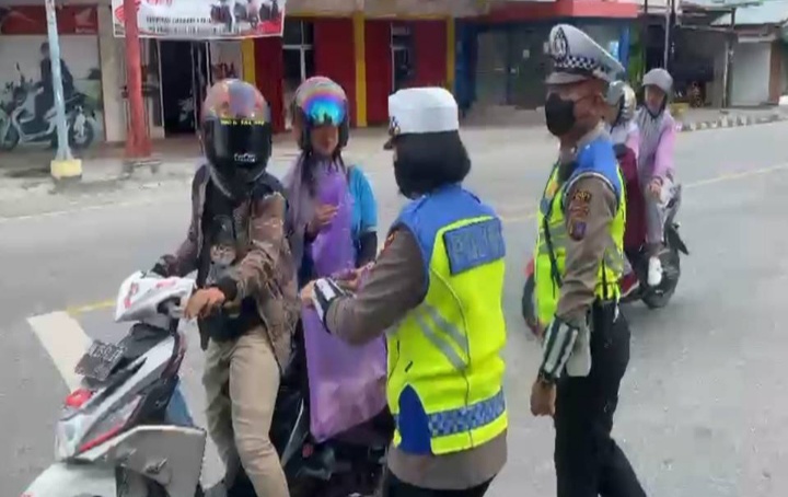 Jumat Berkah Satlantas Polres Poso Bagikan Nasi Bungkus Kepada Warga