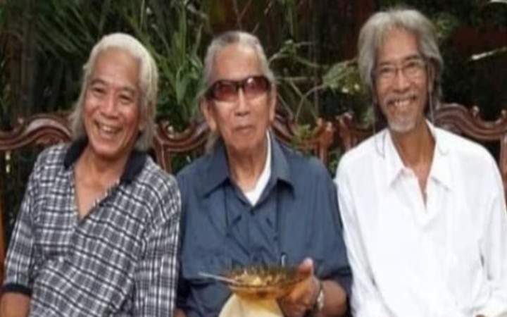 Musisi Lagendaris John Koeswoyo Meninggal di Usia 90 Tahun