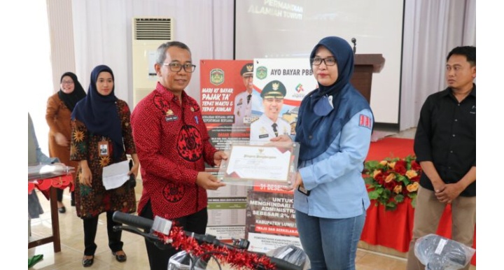 Pemda Luwuk Timur Hadiahi Sepeda dan Barang Elektronik Pada 30 Wajib Pajak