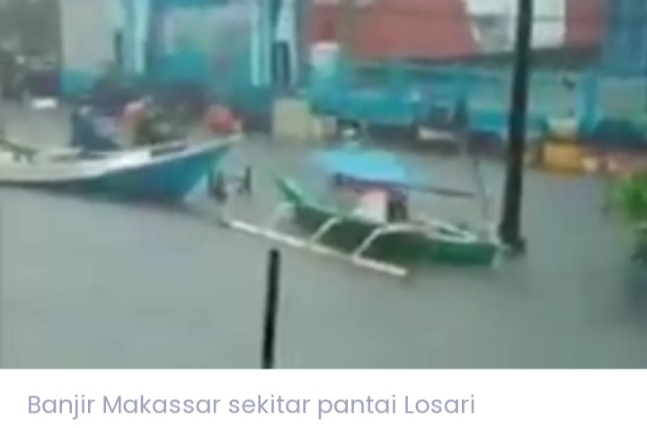 Diguyur Hujan Sejak Subuh, Separuh Kota Makassar Terendam Banjir, Setinggi Lutut Orang Dewasa, Lapak Pedagang di Losari Hanyut