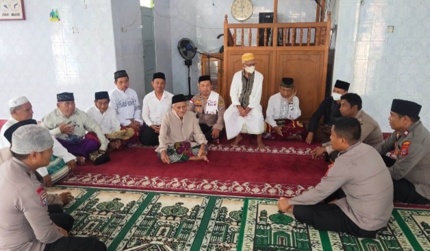 Da’i Polri Satgas Madago Raya Sambangi dan Silaturahmi Kamtibmas Di Masjid Muhajirin Kelurahan Lawanga