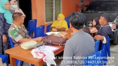 Photo of Ciptakan Kedekatan Bersama Warga Binaan, Sertu Agus Laksanakan Komsos di Kelurahan Kayamanya
