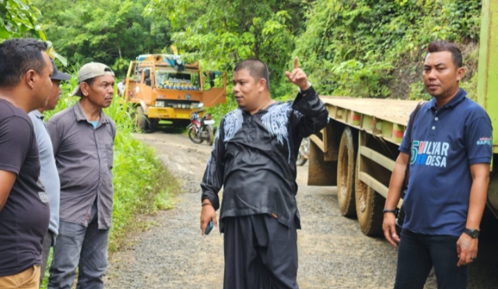 Wakil Ketua DPRD Morut Geram, Bersama Kades Dolo Bawah, Cegat Truk Tronton PT Berkah Utama Pontianak, Berikutnya Alasannya