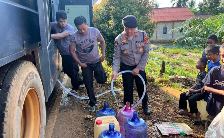 Kapolres Morowali Utara, Gerakan Anggota Sat Sabhara Salurkan Air Bersih 10.000 Liter Setiap Hari, Bantu Warga Yang Terdampak Banjir