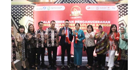 Dinilai Berprestasi..!! Bupati Morut dan Ketua TP-PKK Terima penghargaan Manggala Karya Kencana BKKBN 2023