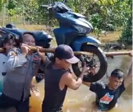 Personil Polres Morowali Utara Turut Terlibat Membantu Warga Terdampak Banjir di Dua Wilayah Kecamatan
