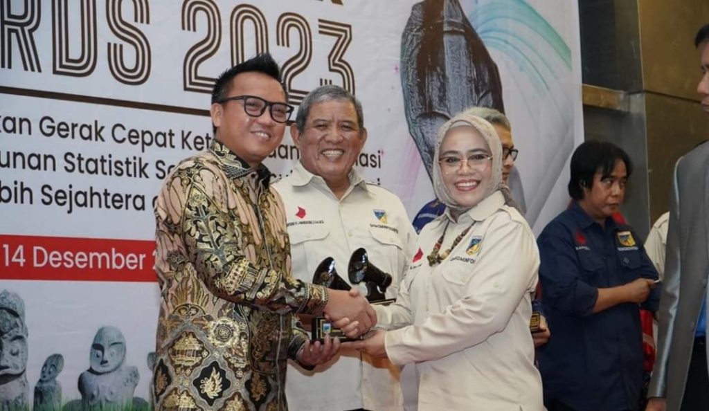 Bupati Morut Terima Penghargaan Keterbukaan Informasi Publik