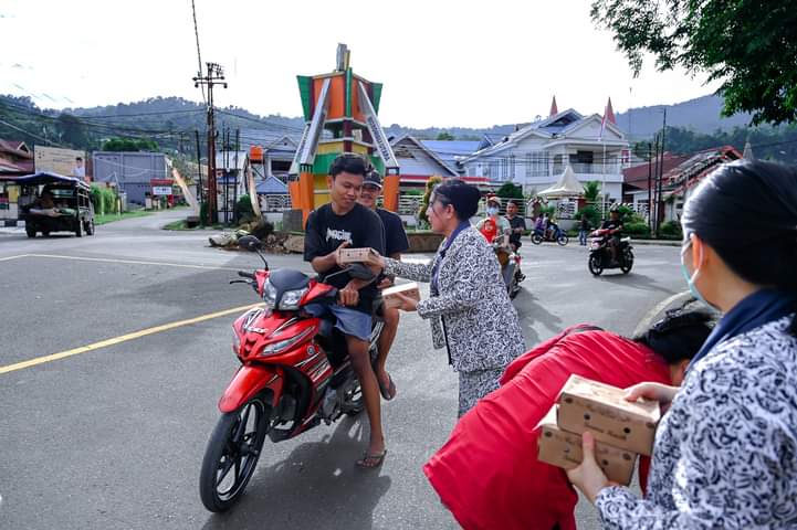 Bidan Morowali Utara Bagi-bagi Takjil di Bulan Ramadhan