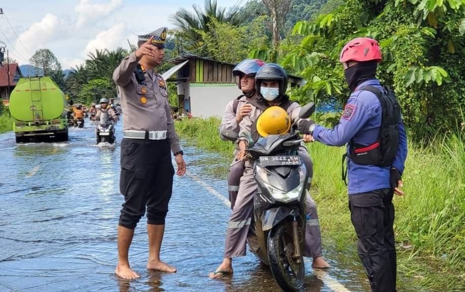 Satlantas Polres Morowali Utara Bantu Warga Melintasi Banjir