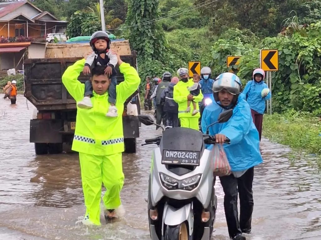 Polres Morowoali Utara Bantu Warga Terdampak Banjir