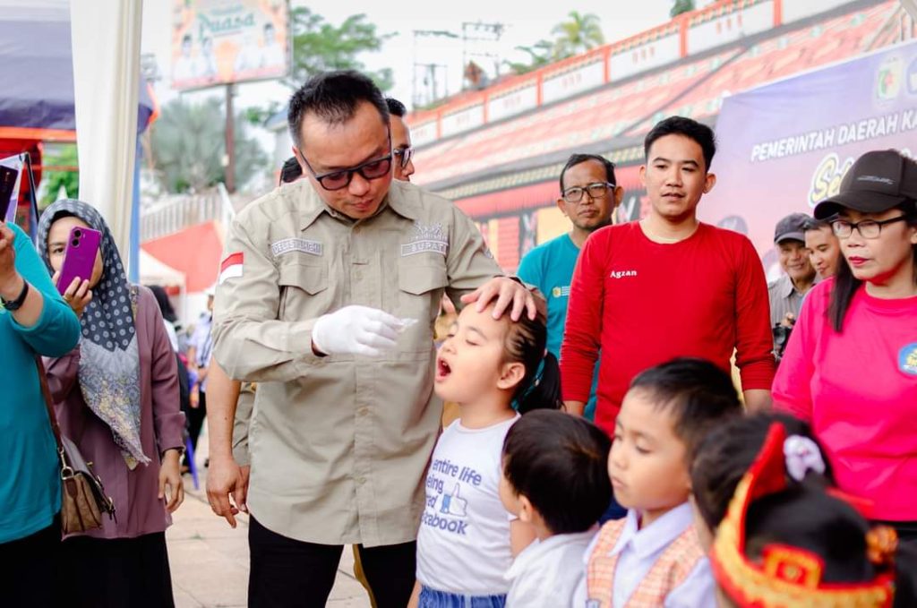 Dokter Delis Turun Langsung Berikan Vaksin Polio pada Anak
