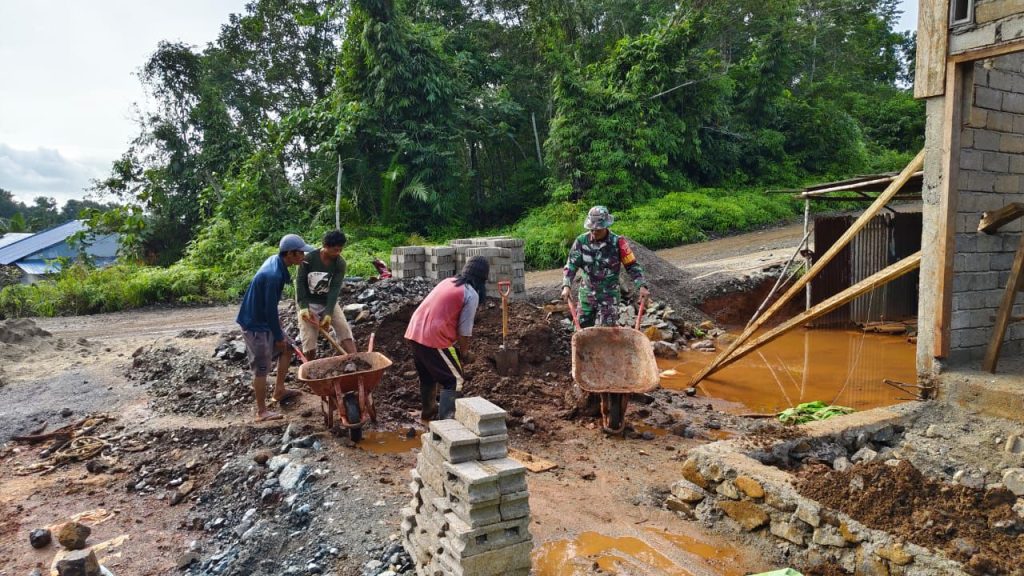 Giat Komsos, Babinsa Koramil Lembo Bantu Pembangunan Rumah Warga