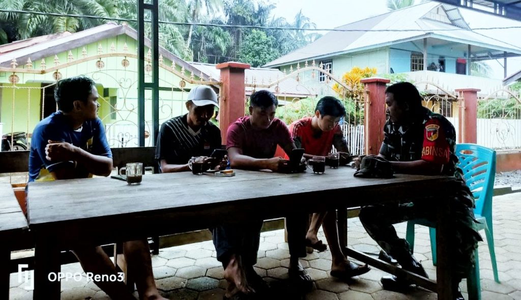 Babinsa Petasia/Kodim 1311 Morowali Dialog Bersama Warga Soal Bahaya Narkoba