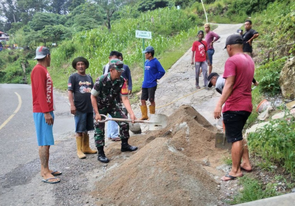 Babinsa Koramil Petasia Gotong Royong Siapkan Desa Pancasila di Korololaki