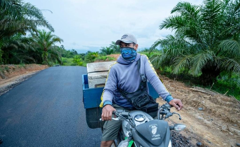 Jalan Ensa-Lanumor 59 Tahun Baru di Aspal, Warga Berterima Kasih Kepada Bupati