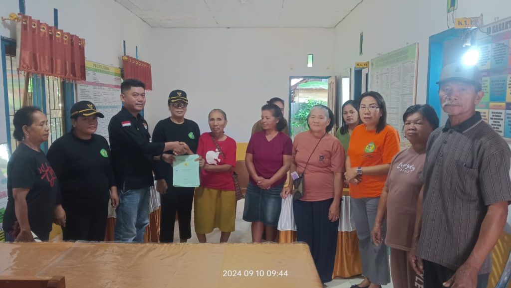 Pemdes Saemba Serahkan Sertifikat Tanah Gratis kepada Warga