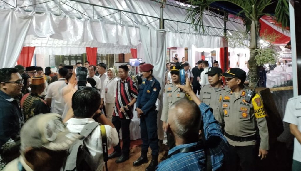 Personel Polres Morut Amankan Pengundian Nomor Urut Paslon