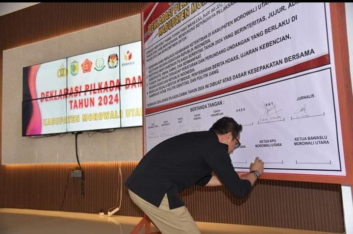 Penandatanganan Deklarasi Pilkada Damai oleh Komisioner KPU Morit
