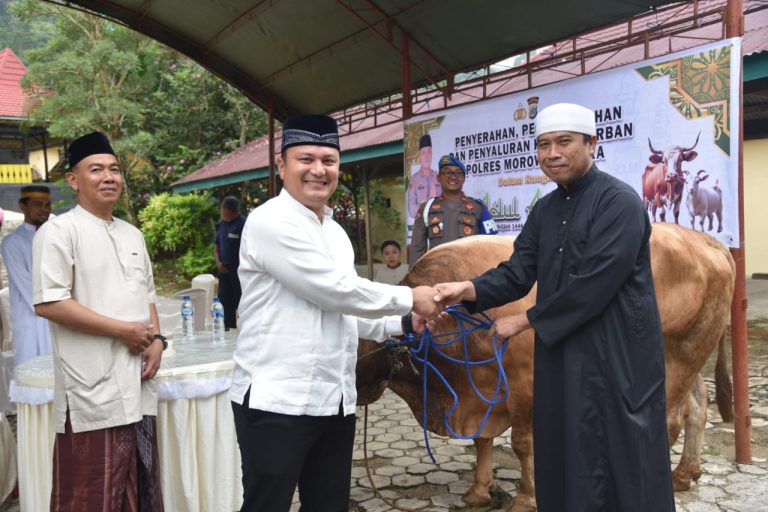 Polres Morowali Utara Sembelih Daging Qurban di Bagikan ke Warga