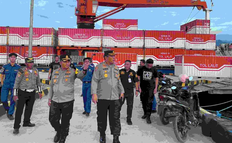Jelang Nataru, Karoops Polda Sulteng Mengecek Perlengkapan Kapal di Pelabuhan Kolonodale