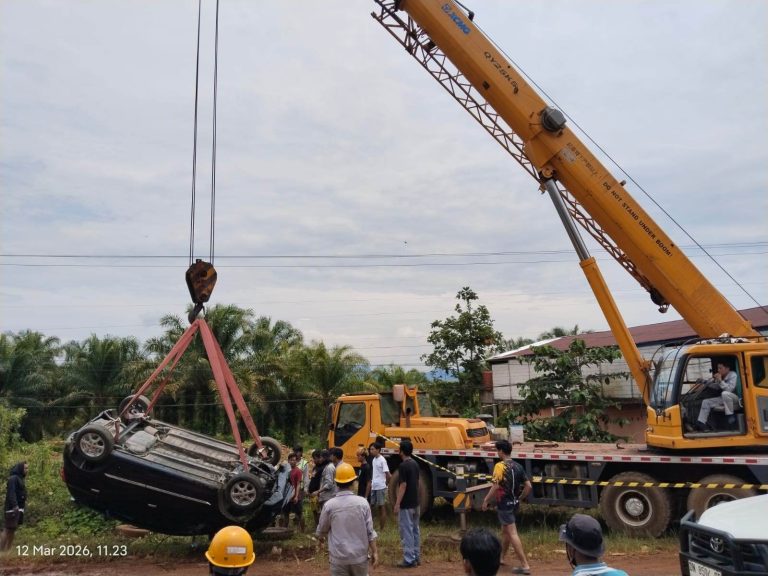 Respon Cepat, PT GNI Bantu Derek Mobil Warga Yang Jatuh ke Parit